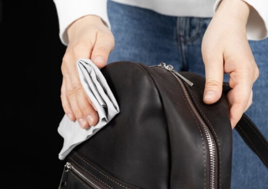 5 Step Mudah Membersihkan Tas Jamuran, Hasilnya Kinclong