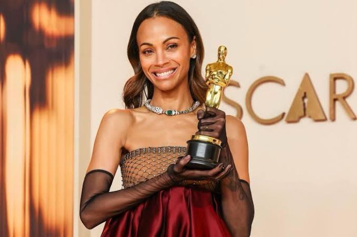 Zoe Saldana Tampil Anggun dengan Gaun Couture di Piala Oscar 2025