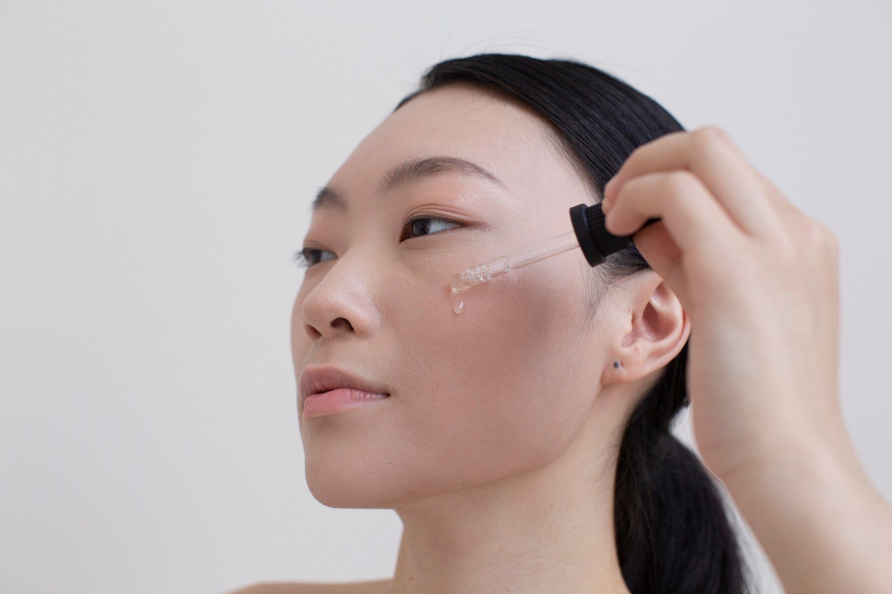 Serum vs Moisturizer, Mana yang Lebih Efektif untuk Atasi Kerutan?