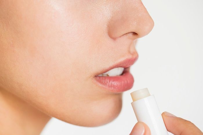Cara Mengatasi Bibir Kering saat Puasa, Bisa Pakai Lip Balm?