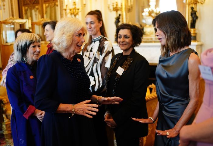 Victoria Beckham Pakai Gaun Grafit Asimetris saat Bertemu Ratu Camilla di Istana Buckingham