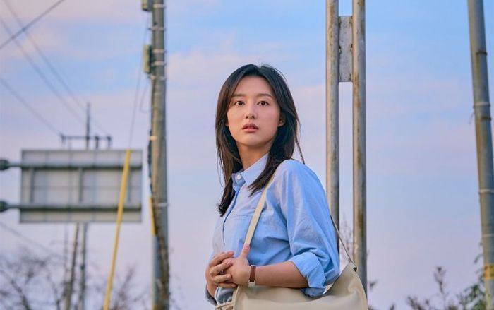 5 Inspirasi Outfit Kuliah ala Cewek Drama Korea, Biar ke Kampus Tetap Stylish!