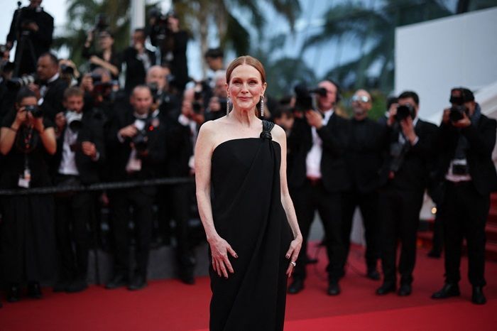 Julianne Moore Tampil Glamor dengan Gaun Bottega Veneta Knot di Festival Film Internasional Cannes