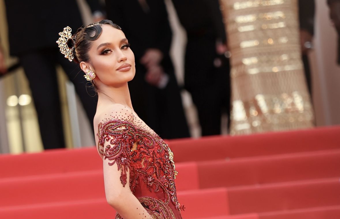 Tampilan Glamor Cinta Laura Berkebaya Merah di Cannes Film Festival 2025, Vibes-nya Indonesia Banget