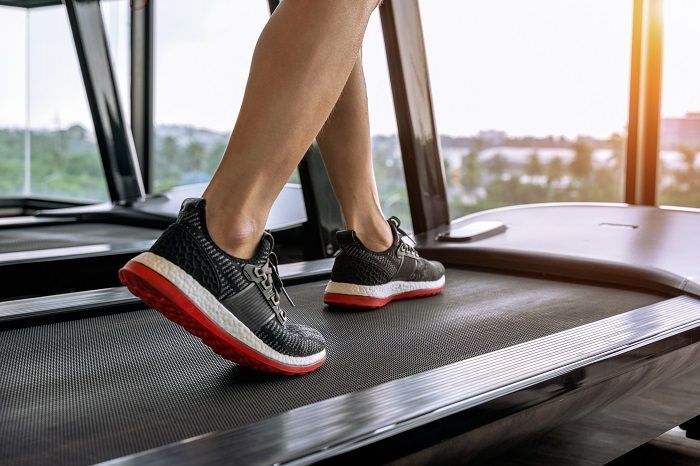 5 Keuntungan Berjalan di Treadmill, Lebih Efektif Membakar Kalori!