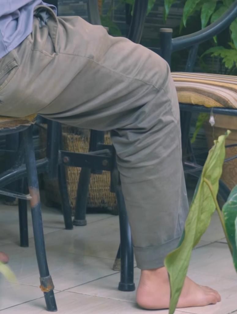 Bukan Cuma Iseng, Ternyata Ini Penjelasan Kenapa Orang Suka Goyangin Kaki Saat Duduk