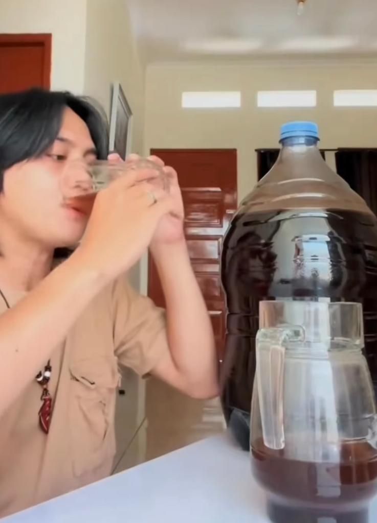 Viral Pria Minum Kopi Segalon, Dokter: Jangan Diikutin, Enggak Bagus Buat Kesehatan