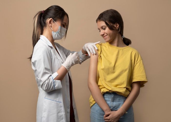 Paling Optimal Diberikan saat Praremaja, tapi Bisa Gak Sih Orang Berusia 55 Tahun Disuntik Vaksin HPV?