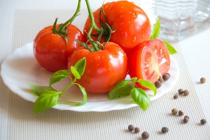 6 Manfaat Tomat untuk Kesehatan Tubuh dan Kulit, Apa Saja?