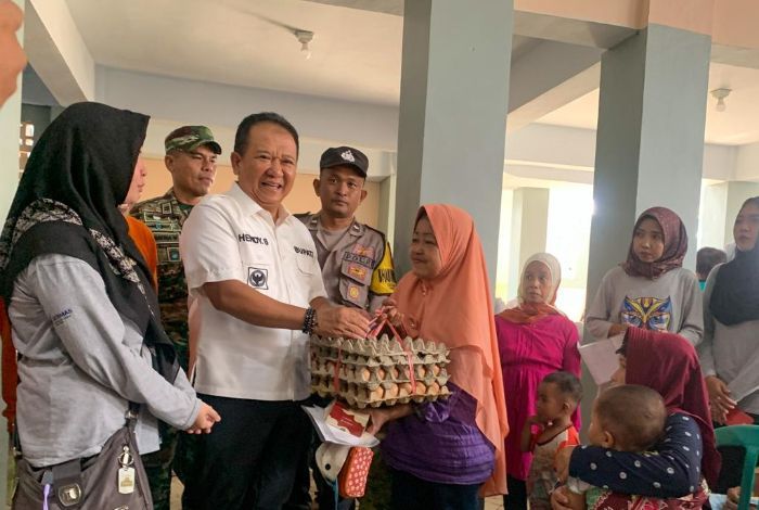 Bupati Jember Bagikan 12 Kg Telur ke KPM Demi Tekan Angka Stunting