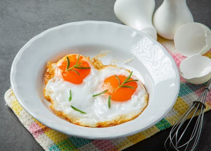 Tampilan dan Lelehan Kuningnya Menggoda, Sebenarnya Sehat Gak Sih Konsumsi Telur Setengah Matang?