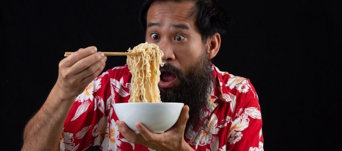 Sering Dilakuin Biar Lebih Kenyang, Ini 6 Dampak Negatif Konsumsi Mie Instan Pakai Nasi!