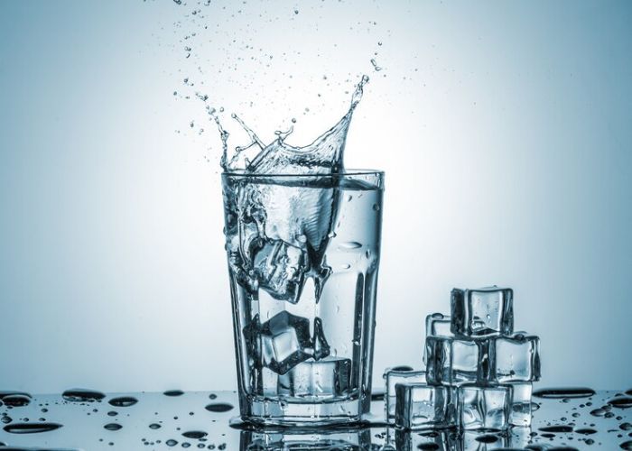 Minum Air Es Bikin Perut Buncit? Mitos atau Fakta?