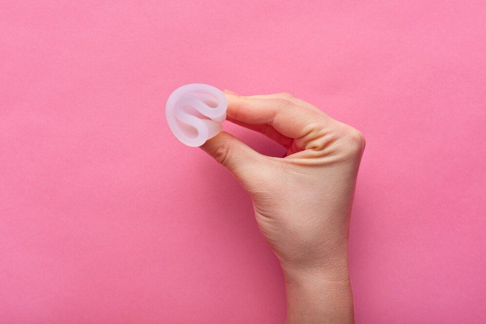 Baru Mau Nyoba Pakai Menstrual Cup saat Menstruasi? Simak Dulu Cara Memasang dan Melepasnya