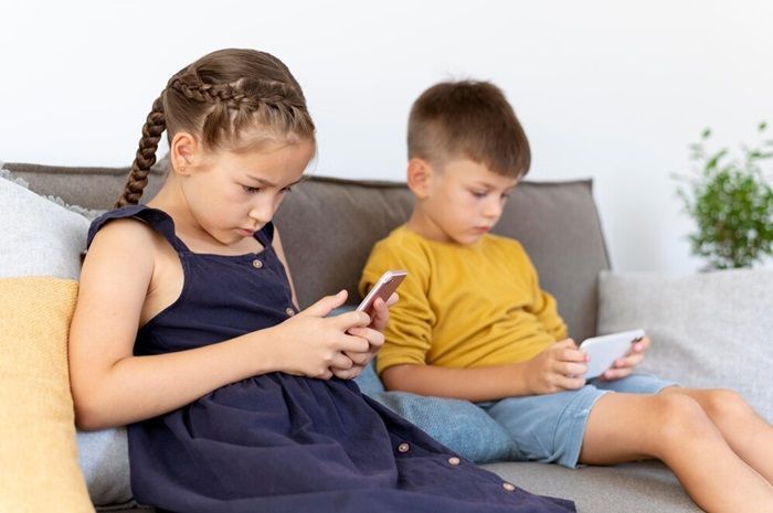Alasan Gadget Dapat Merusak Mata Anak, Peringatan Serius bagi Orang Tua