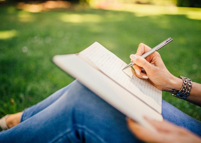 Simak Manfaat dan Cara Praktis Menulis Jurnal untuk Kesehatan Mental!