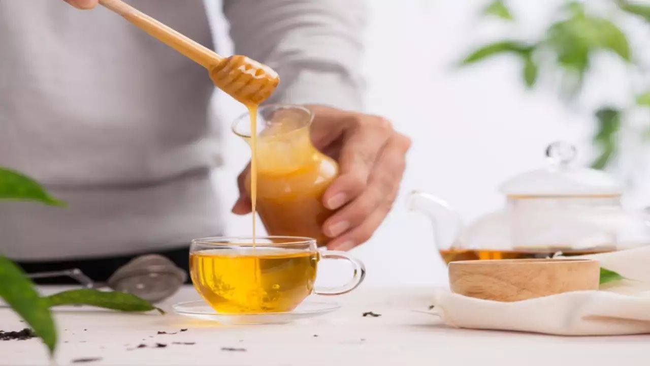 6 Khasiat Minum Air Hangat dengan Madu Sebelum Sarapan