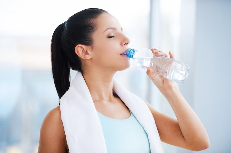 4 Bahaya Minum Air Sambil Berdiri Menurut Penelitian