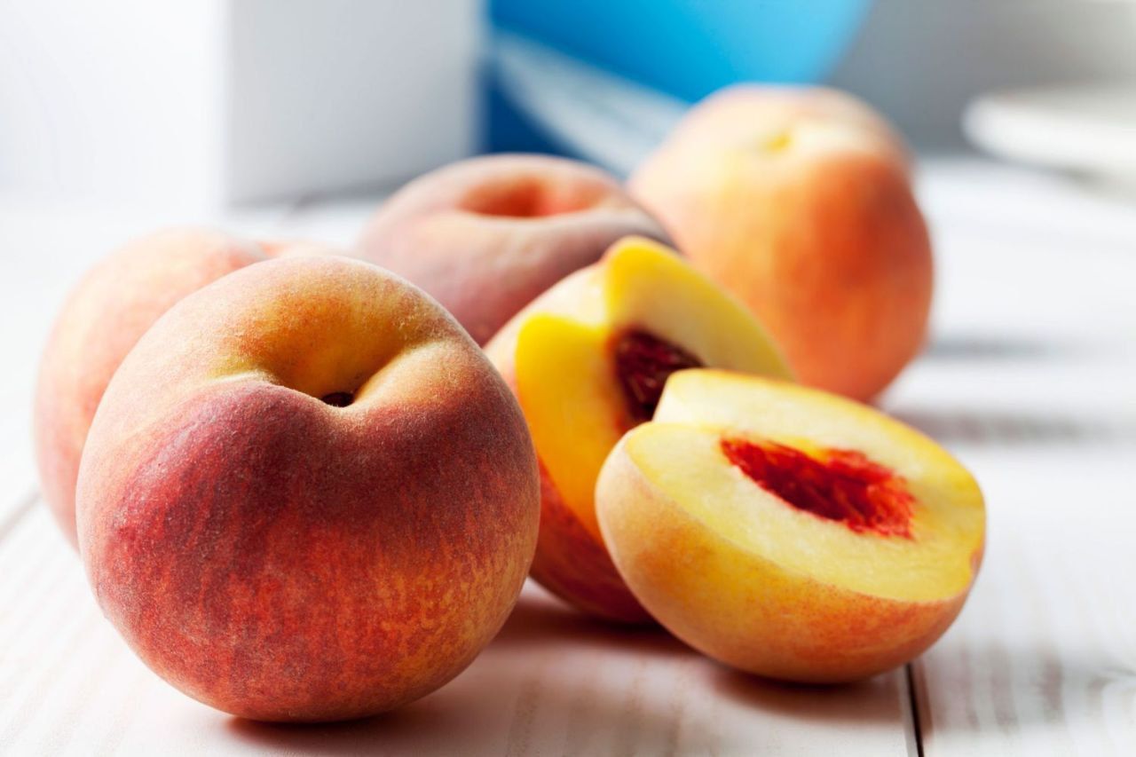 8 Manfaat Luar Biasa Buah Peach: Bikin Rambut Indah hingga Kulit Kencang