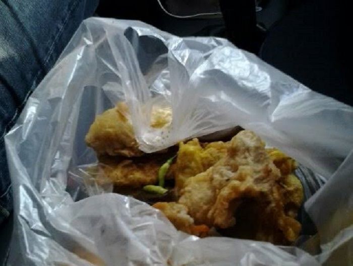 Bahaya Penggunaan Plastik untuk Membungkus Gorengan: Kerugian bagi Kualitas Makanan dan Kesehatan