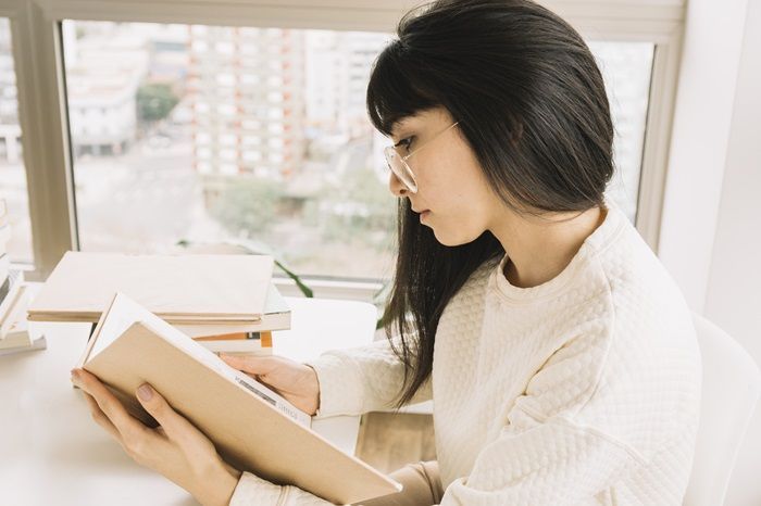 10 Manfaat Baca Buku untuk Kecerdasan Otak dan Kesehatan Mental