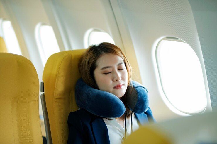 6 Cara Efektif Tidur Nyenyak di Pesawat saat Penerbangan Jarak Jauh, Apa Saja?