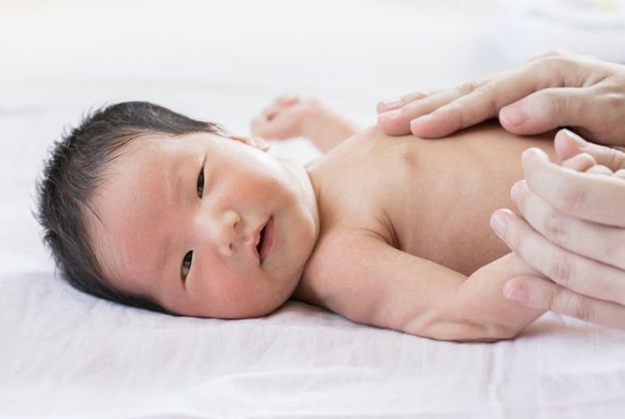 Apakah Bayi Baru Lahir Aman Pakai Minyak Telon?