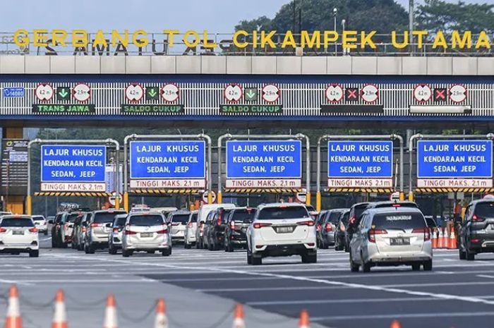 43 Ribu Kendaraan Tinggalkan Jakarta, Padati Gerbang Tol Cikampek Utama