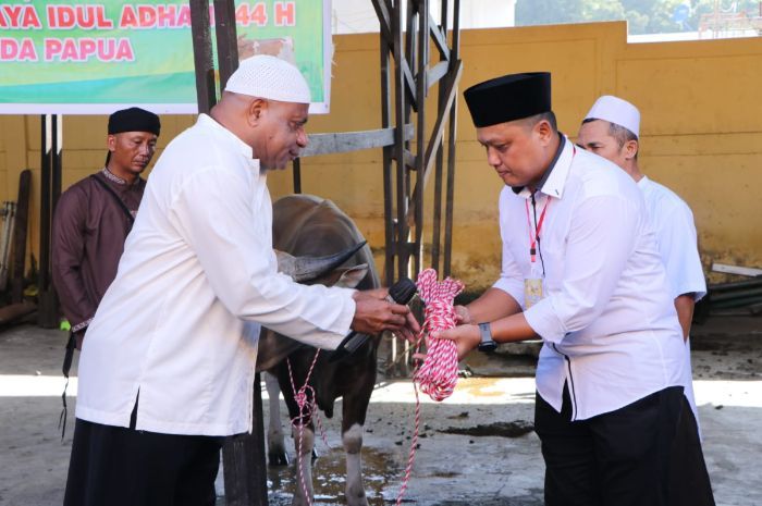 Mabes Polri Sebar 9.300 Hewan Kurban ke Seluruh Indonesia, Plus Bagikan 10 Ton Daging Rendang