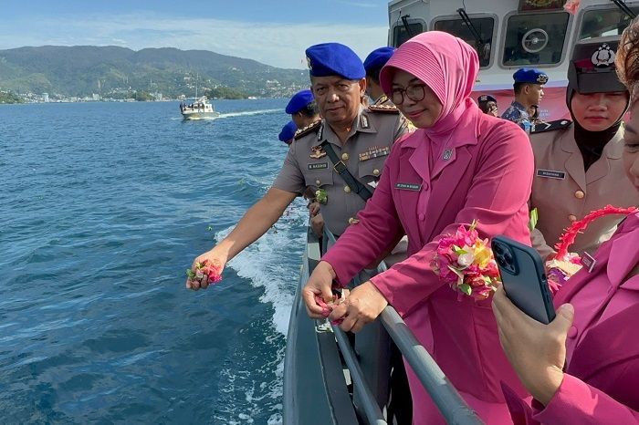 Intip Momen Polri Tabur Bunga di Laut Papua di Momen HUT Bhayangkara ke-77
