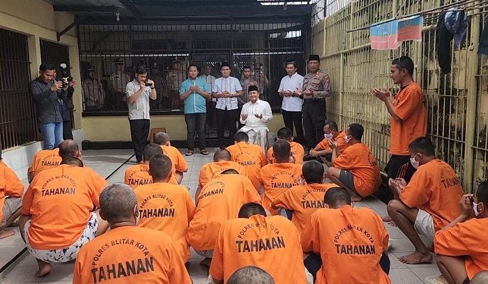Gembiranya 31 Tahanan Polres Blitar Kota saat Ikut Nikmati Daging Kurban Idul Adha