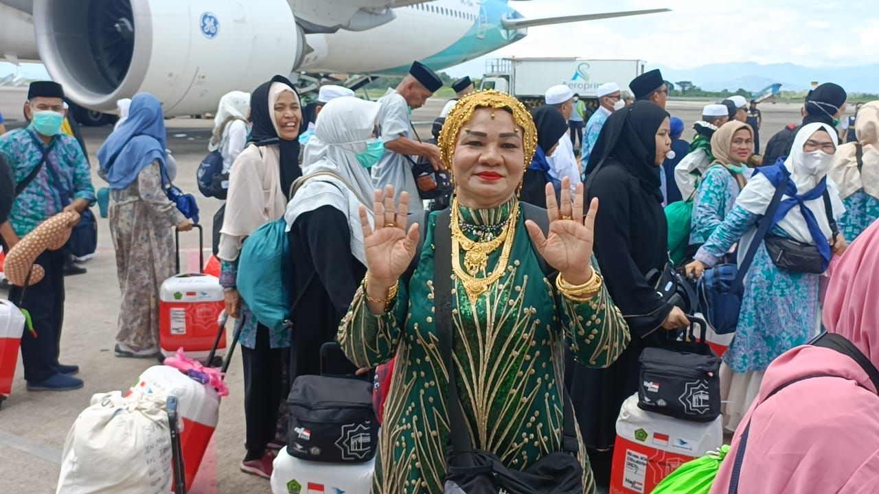 Heboh! Pulang Ibadah dari Tanah Suci, Jemaah Haji Makassar Pakai Gaun Bertabur dan Makeup Tebal