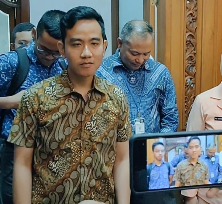 Gibran Copot Puluhan Spanduk Gerakan Melawan People Power di Solo