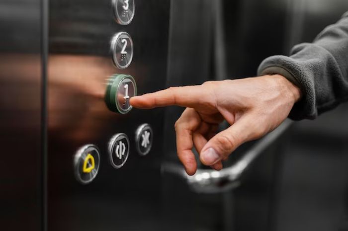 Merinding! 6 Orang Terjebak di Dalam Lift Hotel Akibat Mati Listrik di Jaksel