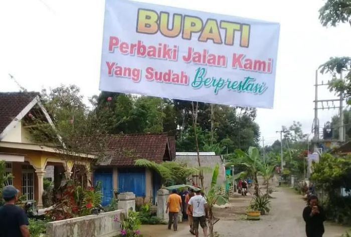 Bupati Blitar Dapat Kado Enggak Biasa dari Warganya, Pohon Pisang di Tengah Jalan Rusak