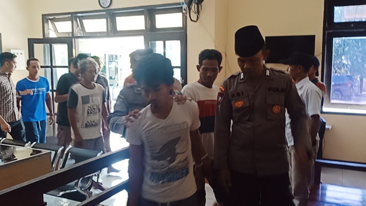 Ngeri! Bapak, Anak, dan Menantu Warga Lumajang Curi Besi Rel Lori, Pelaku Langsung Diringkus Polisi