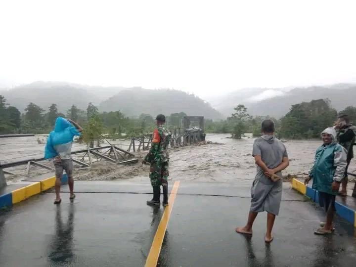 Sejumlah Jembatan Putus Diterjang Banjir, Akses 3 Kabupaten di Maluku Tengah Lumpuh