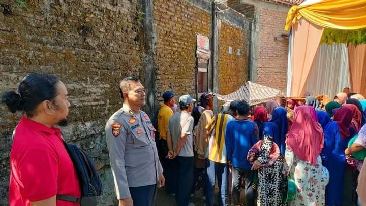 Nyesek! Pengantin di Kediri Akad Nikah di Depan Jasad Ayahnya yang Tewas Bunuh Diri