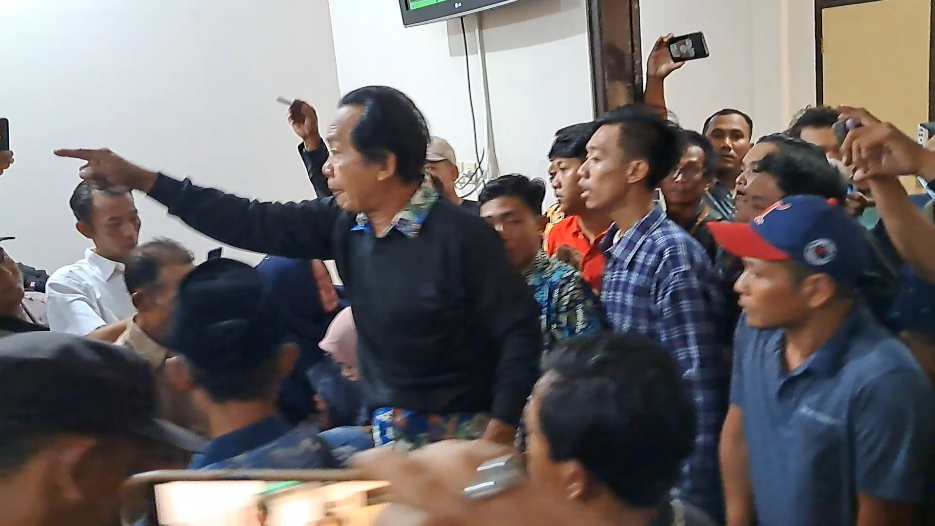 Sidang Pembunuhan Siswi SMP dalam Karung Ricuh, Keluarga Korban Protes Vonis Hakim