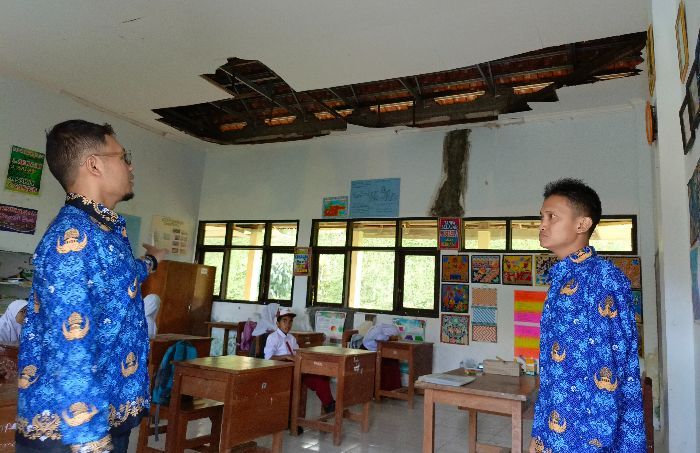 Miris! Hari Pertama Masuk Sekolah, Atap Ruang Kelas SDN di Jember Ambruk