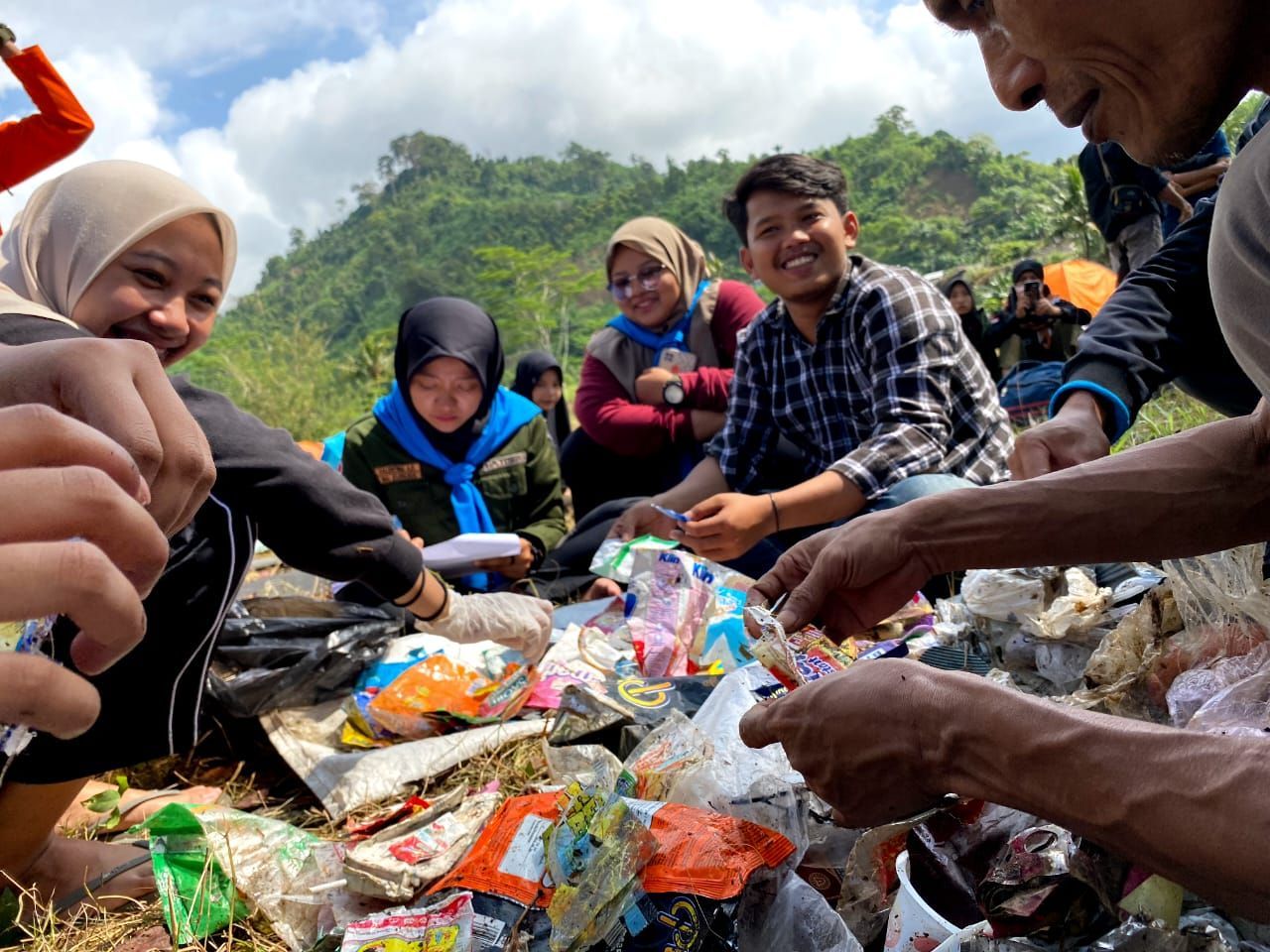 Ngeri! Aksi Bersih-bersih Pantai Klatak Tulungagung, Temukan Sampah Berusia 30 Tahun