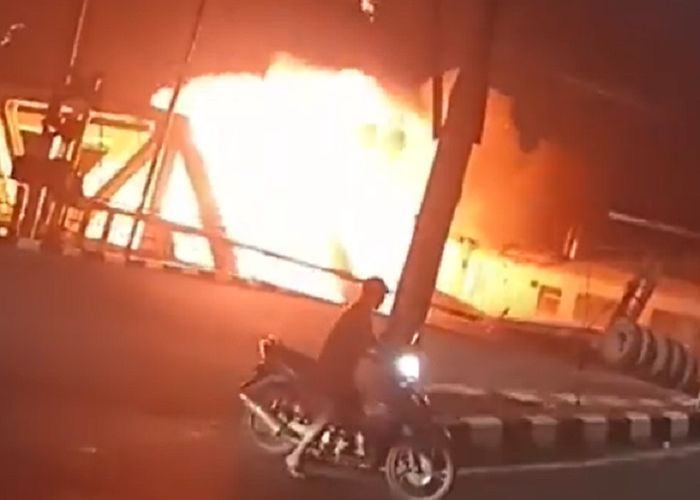 Breaking News! Kereta Tabrak Tronton Truk di Semarang hingga Meledak!