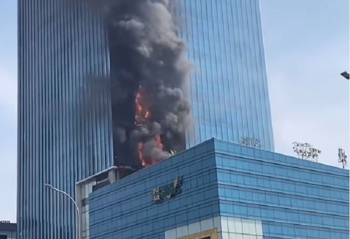 Olah TKP Kebakaran Gedung K-Link Jakarta, Polisi Ambil Tabung Gas Hingga Arang