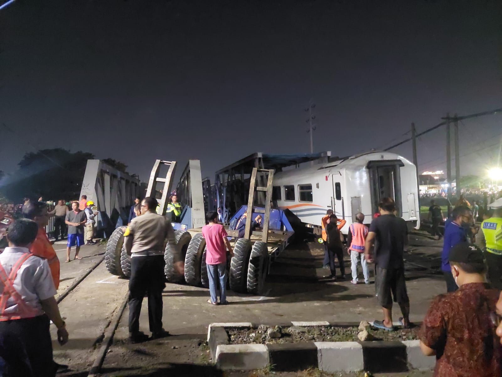 Tabrakan Kereta Vs Tronton di Semarang, KAI Minta Maaf