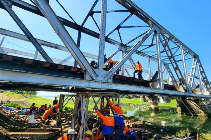 PT KAI Gercep Perbaiki Konstruksi Jembatan Rel Pasca Tabrakan KA Brantas vs Truk di Semarang
