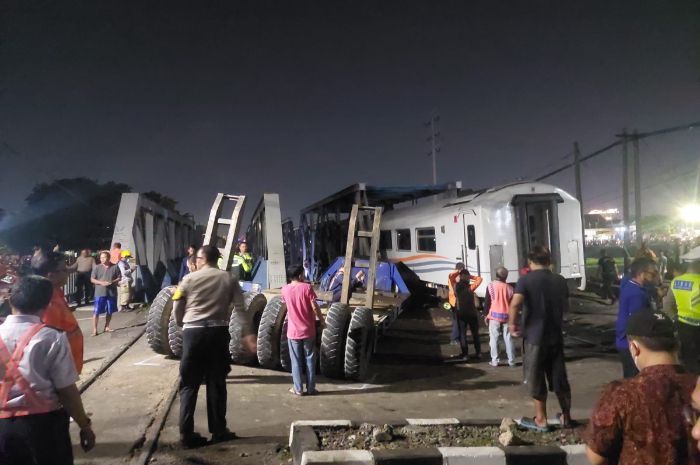 Tim TAA Dikerahkan Usut Penyebab Kecelakan KA Brantas vs Truk di Semarang