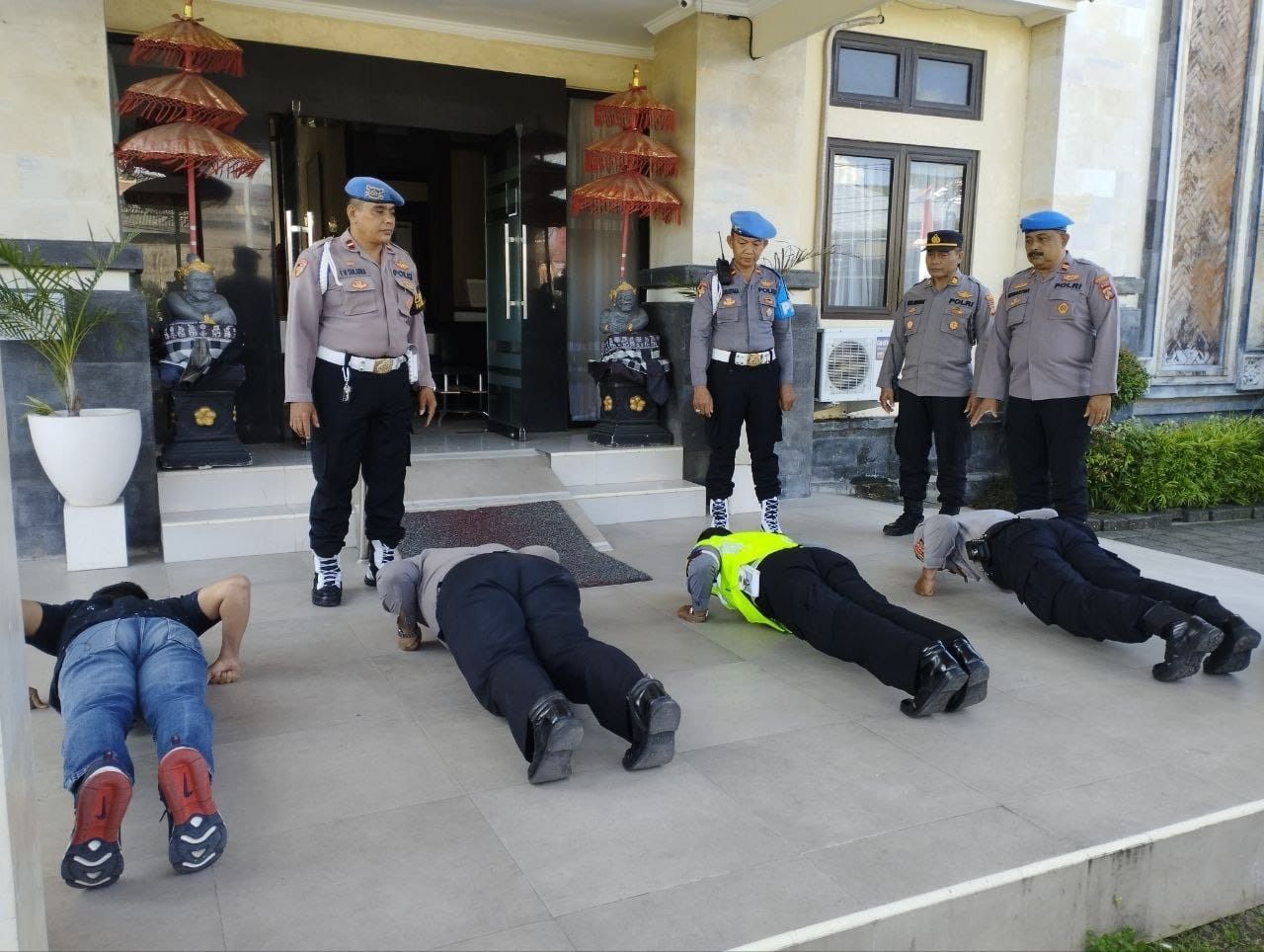 Viral! Acuhkan Korban Penjambretan, Empat Polisi Malah Minum Asyik Minum Beer 