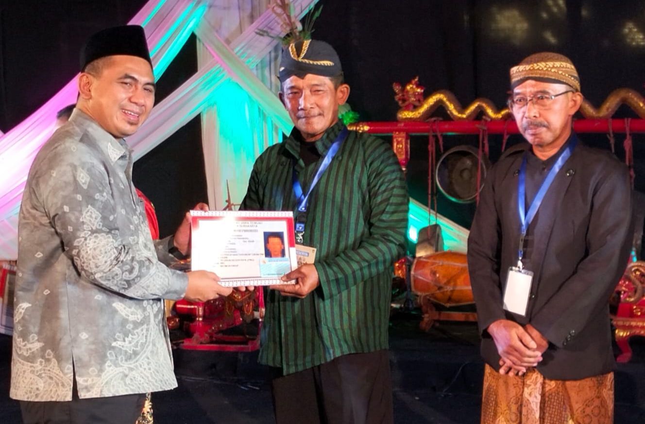 Warga Penghayat Kepercayaan di Solo Terima KTP Baru, Kolom Agamanya Ternyata Terisi Begini!