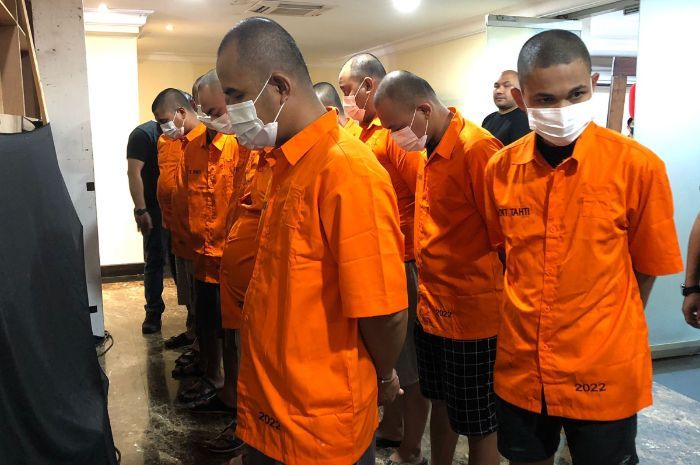 Polisi Pamerkan Tersangka dan Barang Bukti Kasus TPPO Penjualan Ginjal