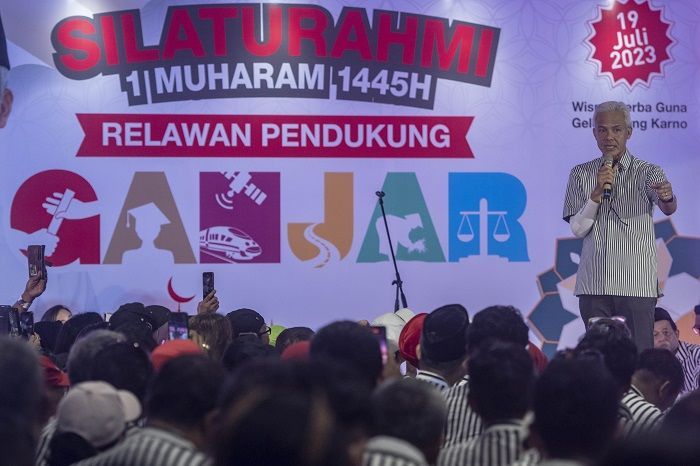 Pakai Kemeja Desain dari Jokowi, Ganjar Buktikan Dirinya Bukan Hanya Milik PDIP